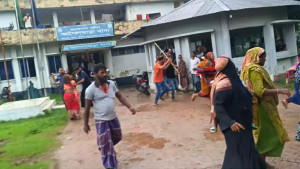 আসামি মৃত্যুর গুজবে থানায় হামলা, পুলিশসহ আহত ১২