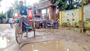 খানাখন্দে ভরা  বেহাল সড়ক চলাচলে ভোগান্তি