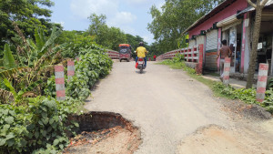 দিন দিন বড় হচ্ছে গর্ত, ঝুঁকি নিয়ে সেতু পার