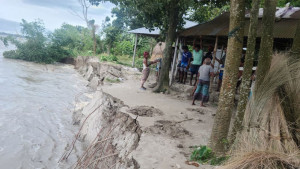চোখের সামনেই নদীতে ভিটেমাটি