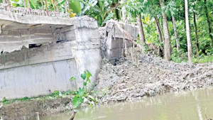 কাজ শেষের আগেই সেতুর উইং ওয়ালে ফাটল