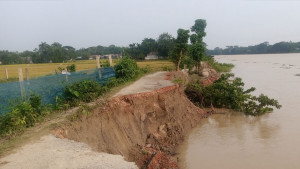 নদনদী গিলছে বসতভিটা, সড়ক