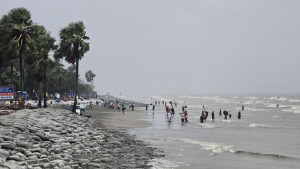 দুই সৈকতে পর্যটন ব্যবসায় ধস