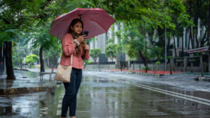 বৃষ্টির দিনে ফোনের যত্ন