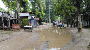 সড়কজুড়ে খানাখন্দ, বর্ষণে ভোগান্তি