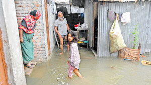 নোংরা পানিতে অবরুদ্ধ জীবন