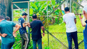 গ্যাসফিল্ডের মূল ফটকে তালা