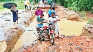 ভেসে উঠছে ক্ষত, এখনও অনেক পরিবার কাদাপানিতে