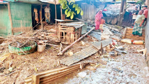 বসতঘর মেরামতে সাহায্যের আশায় দুর্গতরা