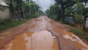 খানাখন্দে ভরা সড়কে বৃষ্টি নামলেই ভোগান্তি