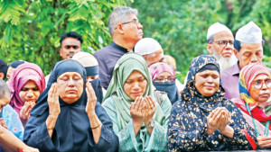 রায়েরবাজারে জুলাই  শহীদদের কবরে স্বজনের শ্রদ্ধা