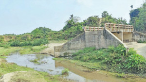দাঁড়িয়ে আছে সেতু, নেই চলার পথ