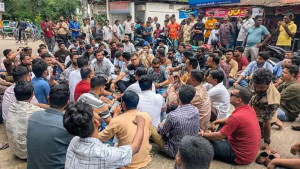 পুলিশি নিষ্ক্রিয়তার প্রতিবাদে এসএমপি কার্যালয়ে ছাত্রদল