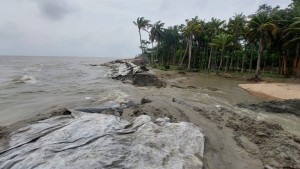 রামগতিতে বাঁধ ভেঙে লোকালয়ে ঢুকছে পানি
