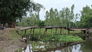 সাঁকো বেয়ে উঠতে হয় ভাঙা সেতুতে