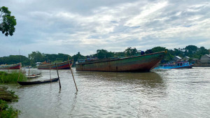 প্রশাসন নিষ্ক্রিয়, ফের চাঁদায়  চলছে বালুবাহী বাল্কহেড