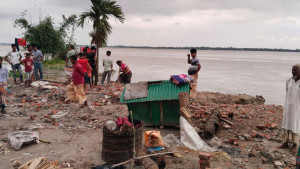 চার দিনে ভাঙনে বিলীন ৮ বসতঘর