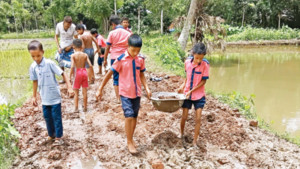 বিদ্যালয়ে আসা-যাওয়ার রাস্তা মেরামত করল ছাত্রছাত্রীরা