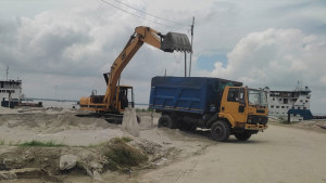 অবৈধ বালুর ব্যবসা, ঝুঁকিতে বন্দর