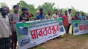 ধলাই নদী থেকে বালু তোলার প্রতিবাদ
