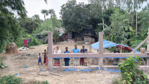 চলাচলের রাস্তায় ঈদগাহ মাঠের  প্রাচীর, দুর্ভোগে ৪০টি পরিবার