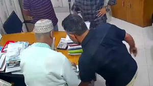 ব্যবসায়ীর অণ্ডকোষ চেপে চেক-স্ট্যাম্পে স্বাক্ষর আদায়, অভিযুক্ত গ্রেপ্তার