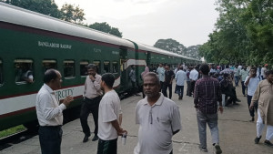 স্টেশনে ট্রেন রেখে চালক উধাও, ফিরলেন এক ঘণ্টা পর