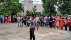 খুবিতে ওয়াশরুমে গোপন ক্যামেরার অভিযোগে বিক্ষোভ, প্রশাসনিক ভবনে তালা