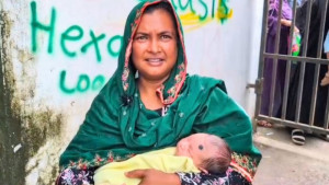 পরীক্ষার হলে মা, বাইরে নানির কোলে নবজাতক