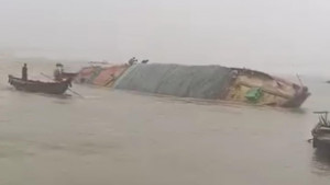 মেঘনায় ট্রলারডুবি, পানিতে তলিয়ে গেল ৫ হাজার বস্তা ধান-চাল