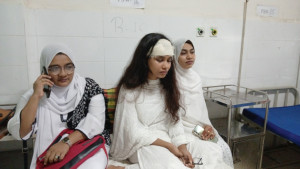 আদালতে বিচারকের ছোড়া পেপার ওয়েটে ফাটল আইনজীবীর মাথা