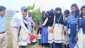 শিক্ষার্থী ও অভিভাবকদের উদ্বুদ্ধ করতে পদ্মার দুর্গম চরে জেলা প্রশাসক