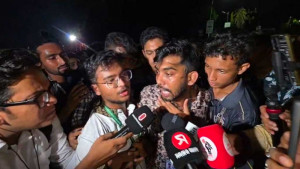 বুধবার পরীক্ষা হলে সচিবালয় অভিমুখে লংমার্চের ঘোষণা দিয়ে সড়ক ছাড়লেন পরীক্ষার্থীরা
