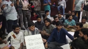 সিট বণ্টন নীতিমালার দাবিতে সিন্ডিকেট সভা ঘেরাও ডাকসুর