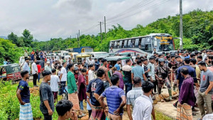 বিজিবির জব্দ পাথর ট্রাক থেকে ফেলে দিলেন শ্রমিকরা, সড়ক অবরোধ 