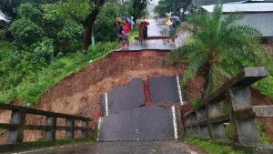 সেতু ভেঙে পড়ায় রাঙামাটি-বান্দরবান সড়ক যোগাযোগ বন্ধ