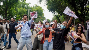 সব দাবি মেনে নেওয়ার আশ্বাসে আন্দোলন প্রত্যাহার ককরোচ জনতা পার্টির