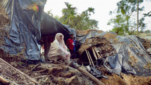 ‘মাইয়া গুলা নিয়া আমি যামু কই, কার দোয়ারে আশ্রয় নিমু’