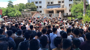 চট্টগ্রামে সড়ক অবরোধ করে এইচএসসি পরীক্ষার্থীদের বিক্ষোভ