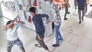 চট্টগ্রামে ব্যবসাপ্রতিষ্ঠানে হামলা ও লুটপাট: গ্রেপ্তার ৮ আসামি একদিনের রিমান্ডে