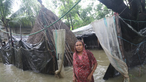 দুর্ভোগে পানিবন্দি মানুষ