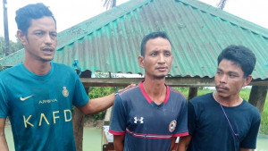 বাংলাদেশে অনুপ্রবেশের সময় মিয়ানমারের সেনাসদস্যসহ তিনজন আটক