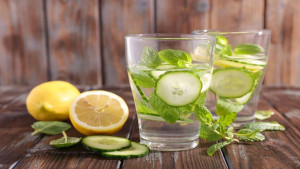 ডিটক্স ওয়াটার: খালি পেটে নাকি ভরা পেটে পান করা উচিত?