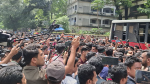 সায়েন্সল্যাব ছেড়ে শিক্ষা ভবনের দিকে শিক্ষার্থীরা, ঢাবিতে পুলিশের বাধা