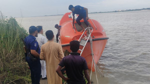 পদ্মায় ব্যবসায়ীর স্পিডবোট লক্ষ্য করে গুলি, যুবক গুলিবিদ্ধ