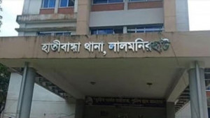 হাতীবান্ধায় পুলিশকে অবরুদ্ধ করে আসামি ছিনতাই