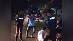 জবি শিক্ষার্থীদের ওপর পুলিশের লাঠিচার্জ, সাংবাদিকসহ আহত ১৩