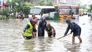 টানা বৃষ্টিতে রাজধানীর বিভিন্ন এলাকায় জলাবদ্ধতা, ভোগান্তি