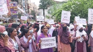 ‘আন্দোলন করে আমার চাকরিটা খাইও না’, শিক্ষার্থীদের অনুরোধ শিক্ষকের