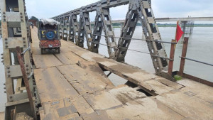 সোনাহাট সেতুর পাটাতন ভেঙে ভারী যান চলাচল বন্ধ